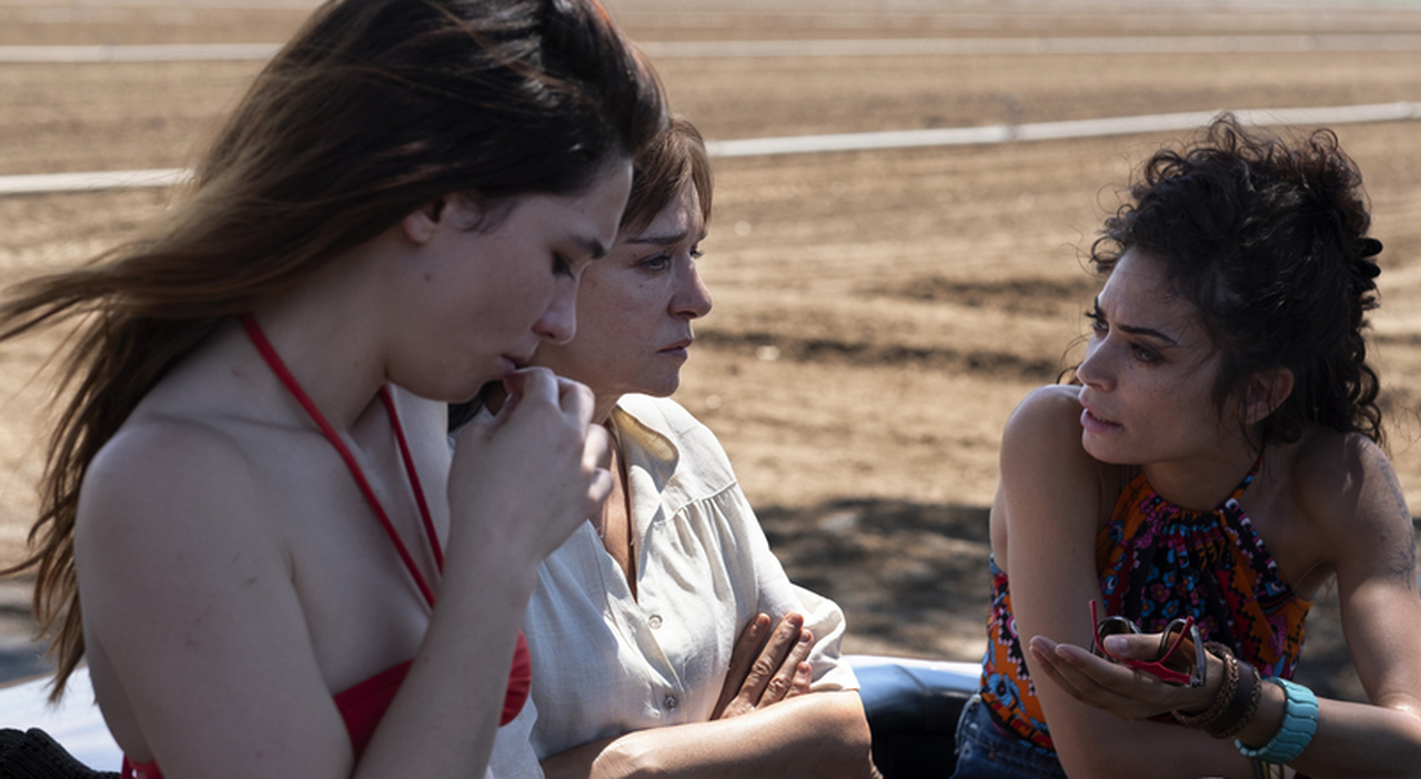 “Fuori” di Mario Martone Conquista Cannes: In Lizza per la Palma d’Oro!